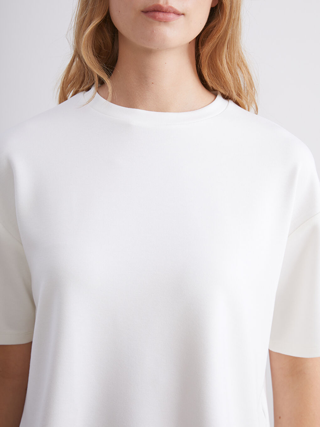 Beyaz Bisiklet Yaka Kadın Tişört-2