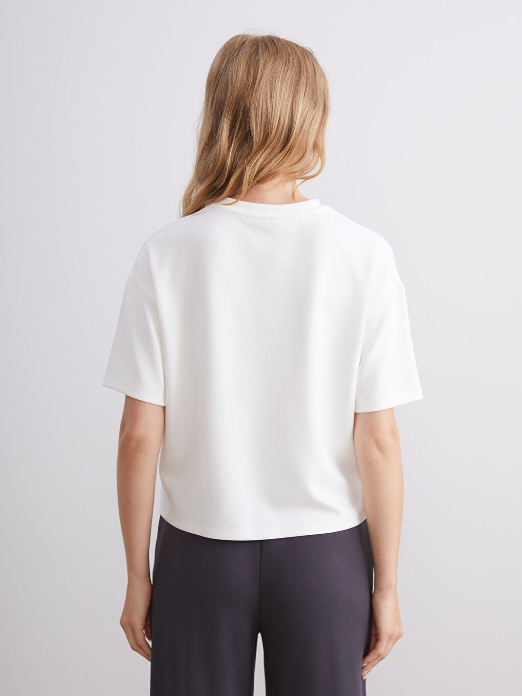 Beyaz Bisiklet Yaka Kadın Tişört-3