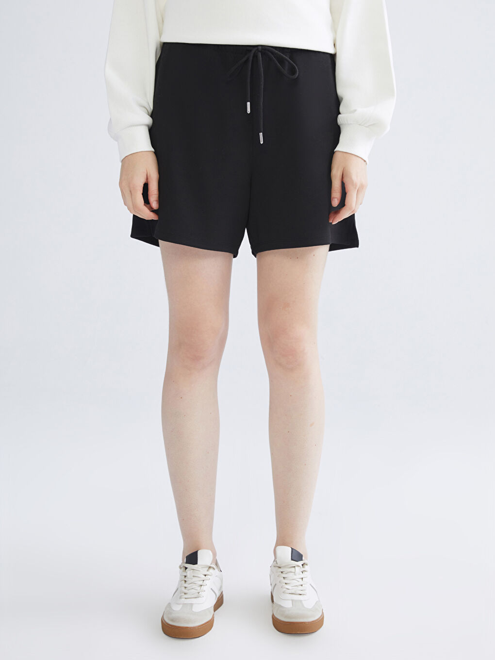 Siyah Beli Lastikli Kadın Şort-2