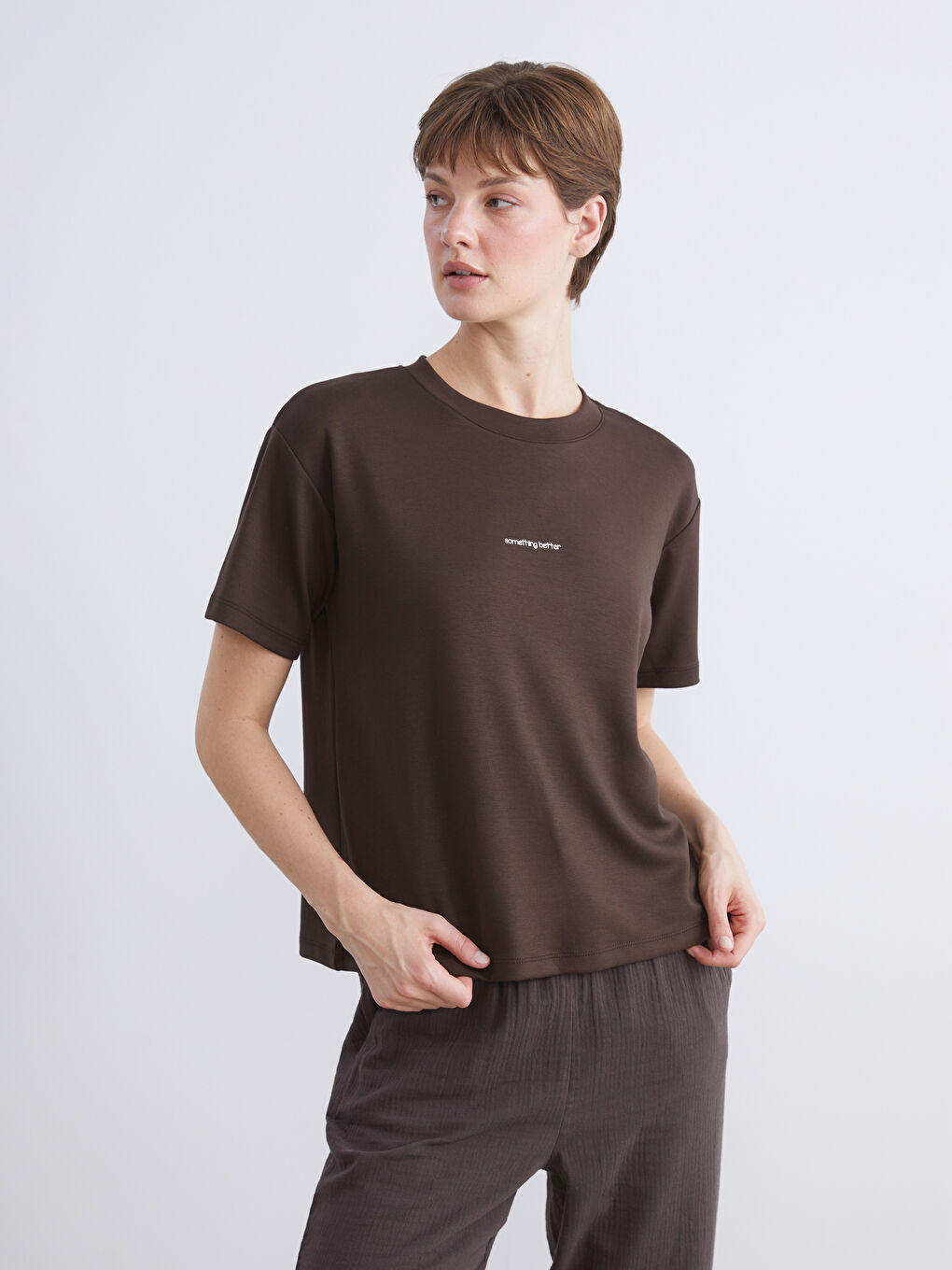 Kahverengi Bisiklet Yaka Baskılı Kadın Tişört