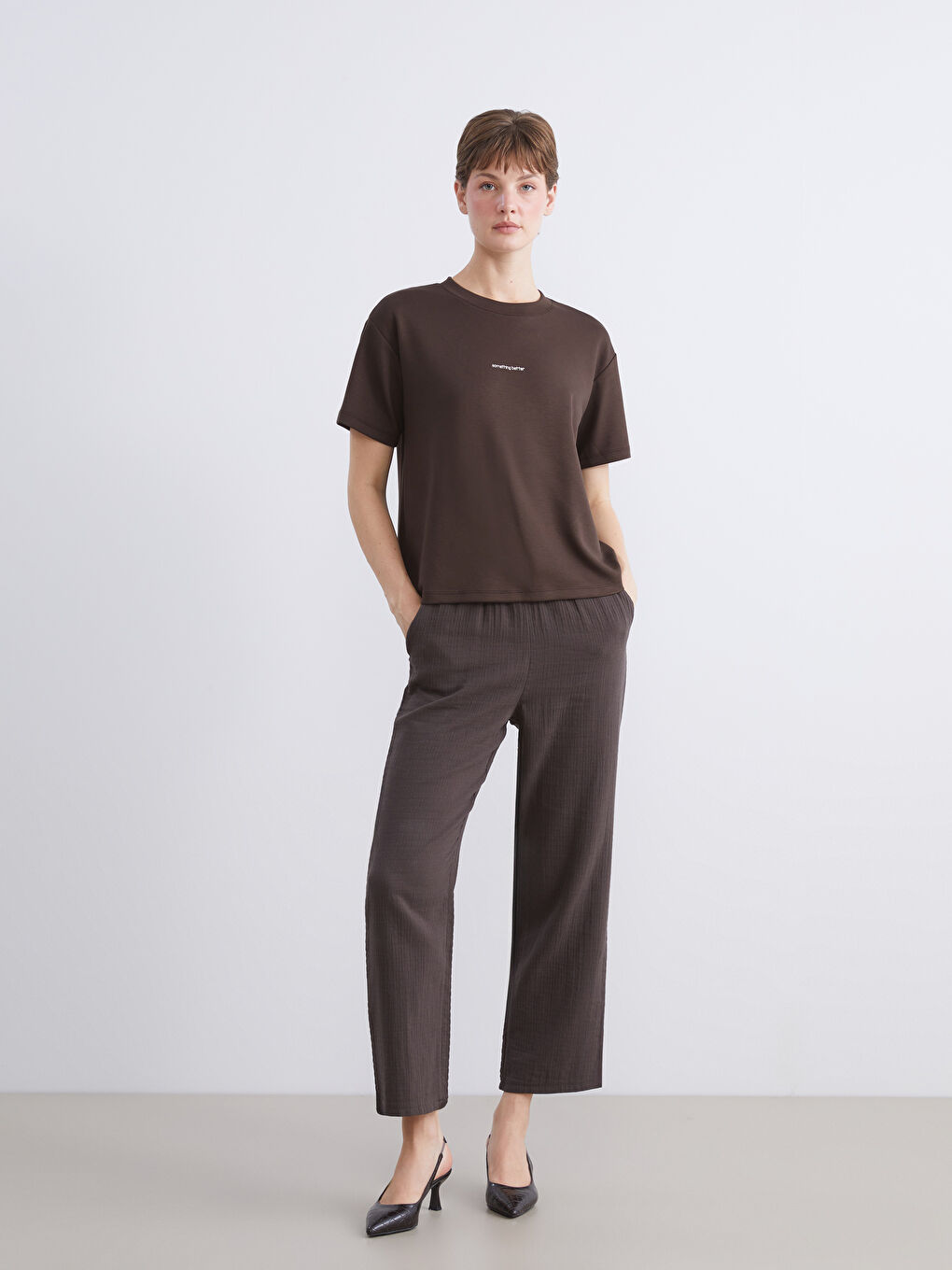 Kahverengi Bisiklet Yaka Baskılı Kadın Tişört-1