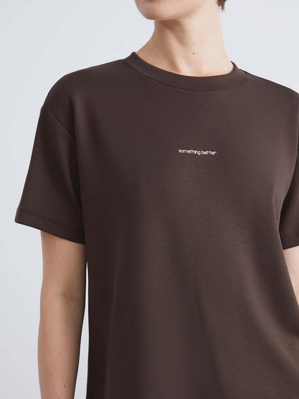 Kahverengi Bisiklet Yaka Baskılı Kadın Tişört-2