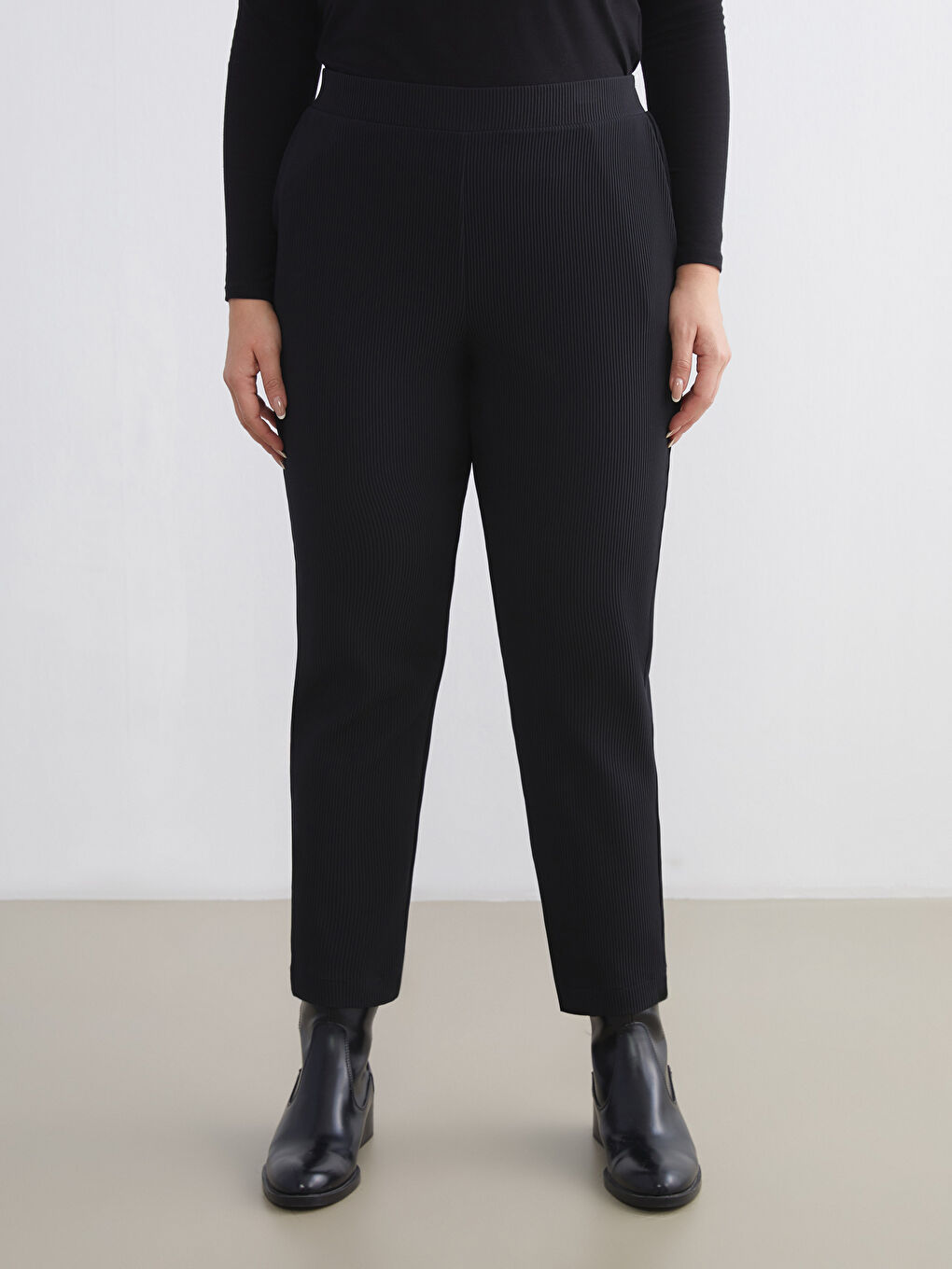 Elasticated Waist Textured Carrot Fit Women's Trousers-3