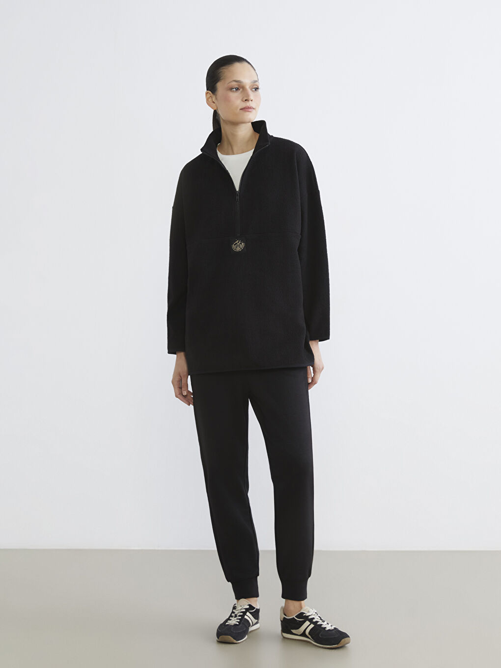 Siyah Dik Yaka Nakışlı Polar Kadın Sweatshirt Tunik-1