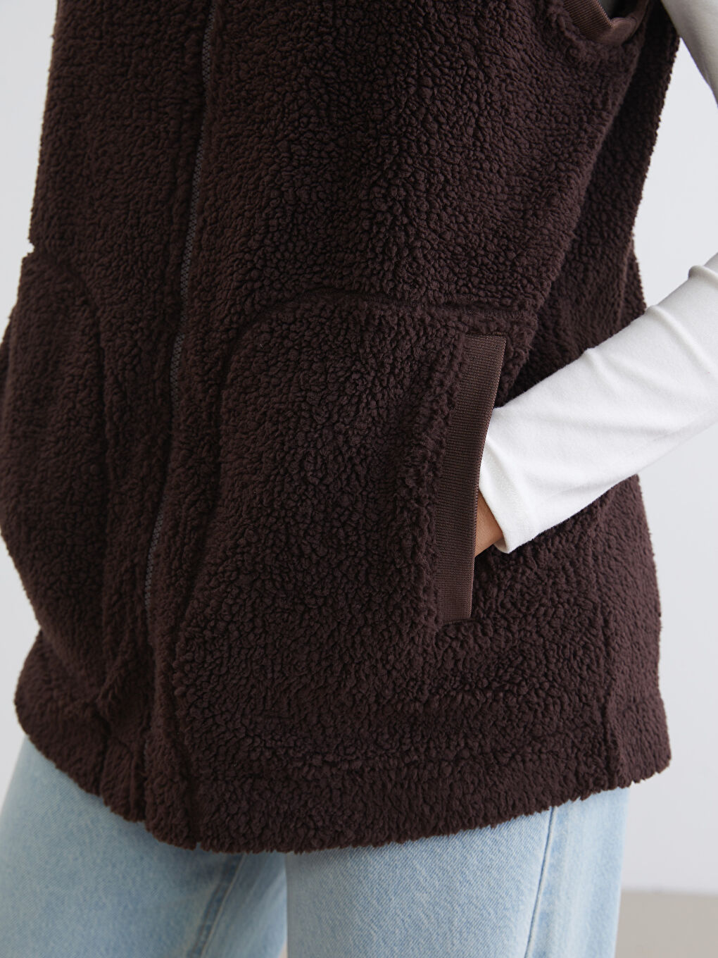 Kahverengi Dik Yaka Kadın Pelüş Yelek-2