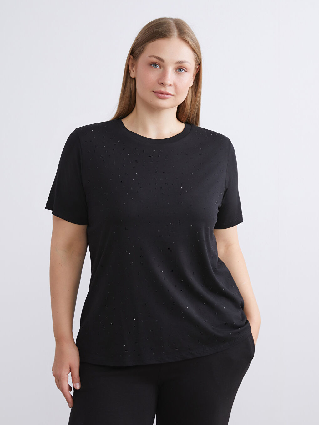 Siyah Bisiklet Yaka Taşlı Kadın Tişört-1