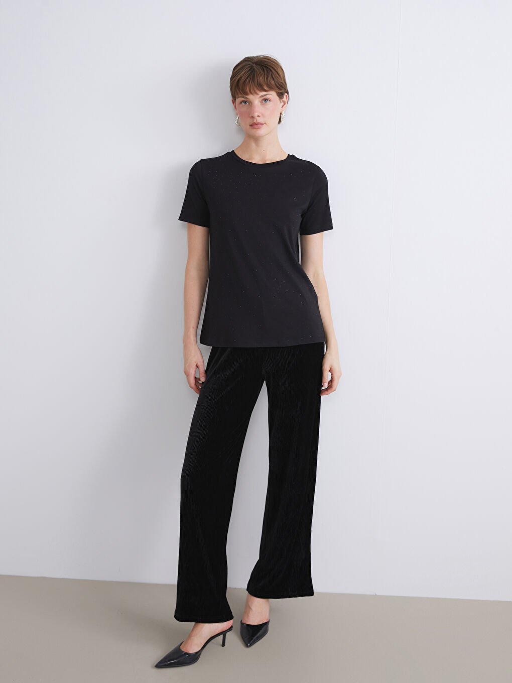 Siyah Bisiklet Yaka Taşlı Kadın Tişört-3