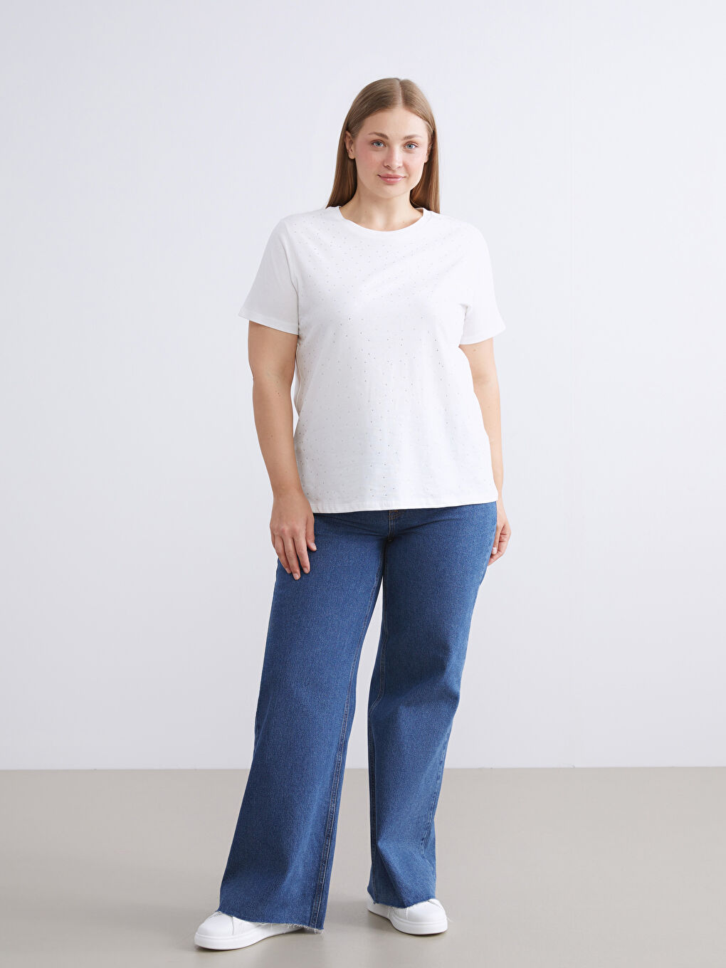 Beyaz Bisiklet Yaka Taşlı Kadın Tişört-5