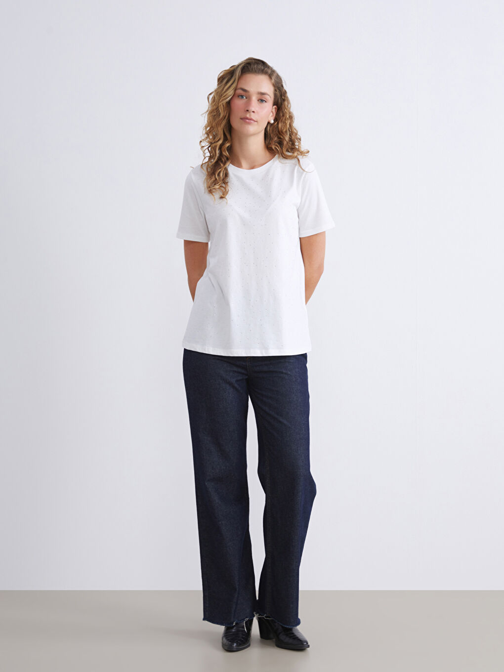 Beyaz Bisiklet Yaka Taşlı Kadın Tişört-2