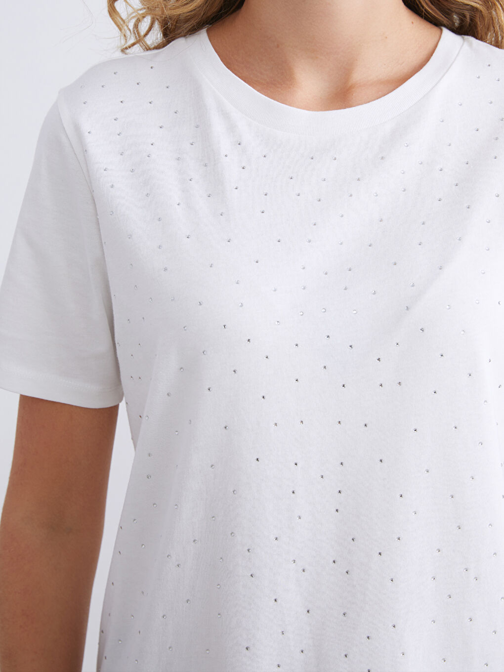 Beyaz Bisiklet Yaka Taşlı Kadın Tişört-3