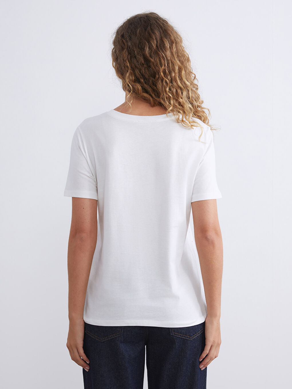 Beyaz Bisiklet Yaka Taşlı Kadın Tişört-4