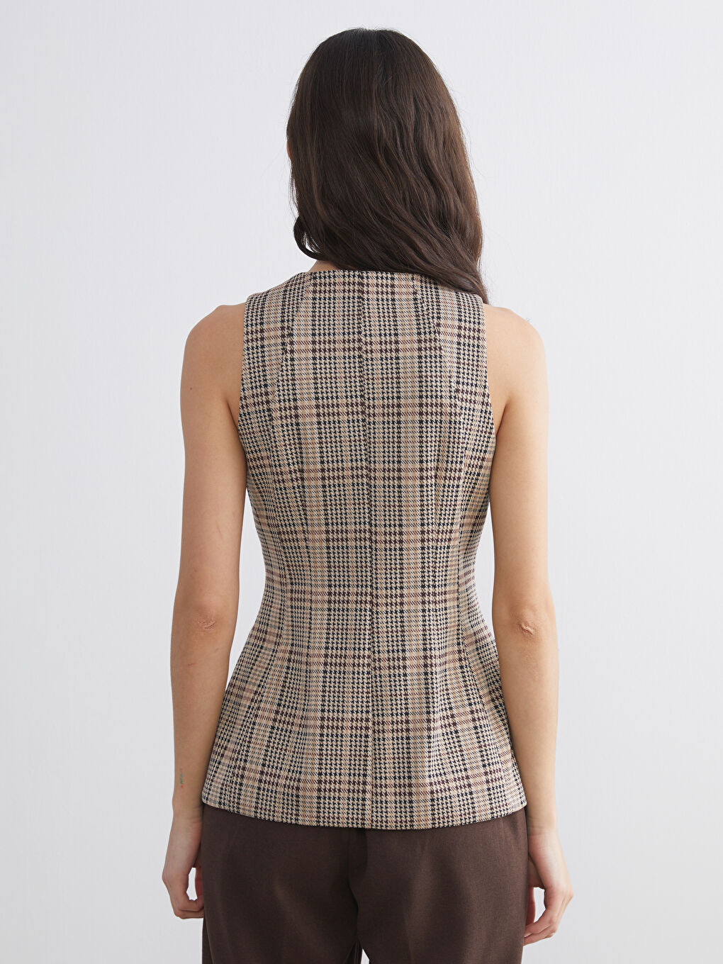 Женский классический жилет в клетку с круглым вырезом-3