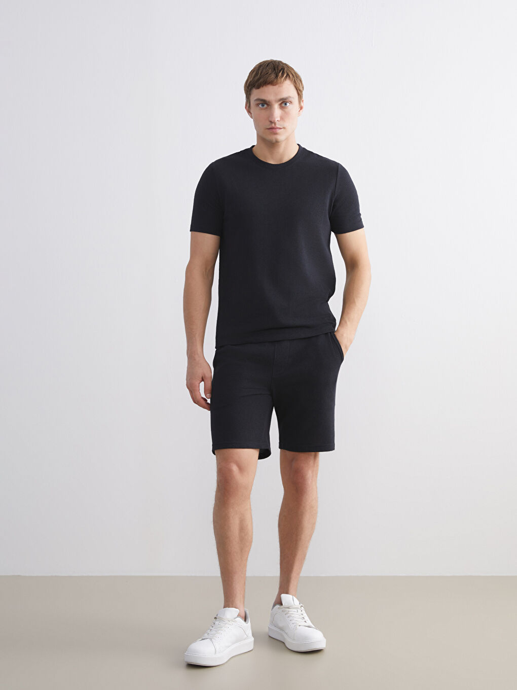 Siyah Standart Kalıp Erkek Şort-1