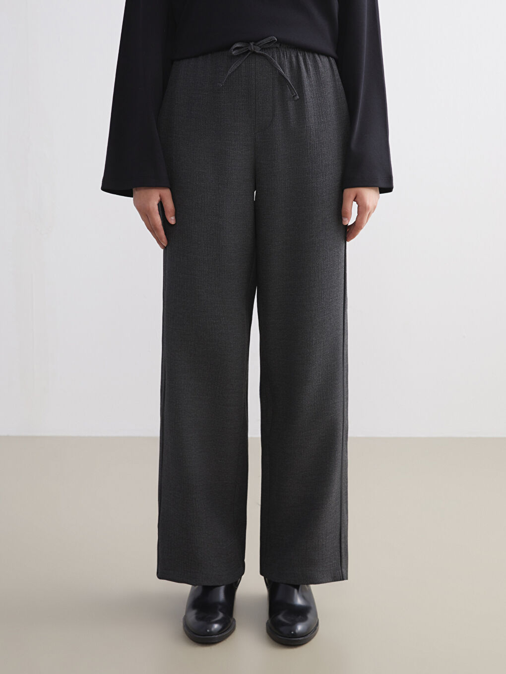 Gri Beli Lastikli Dokulu Geniş Paça Kadın Pantolon-1