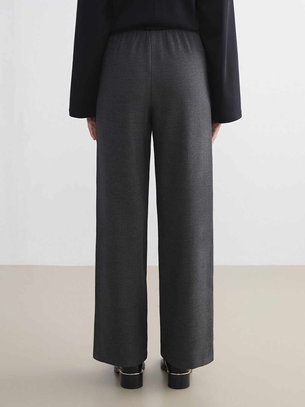 Gri Beli Lastikli Dokulu Geniş Paça Kadın Pantolon-3