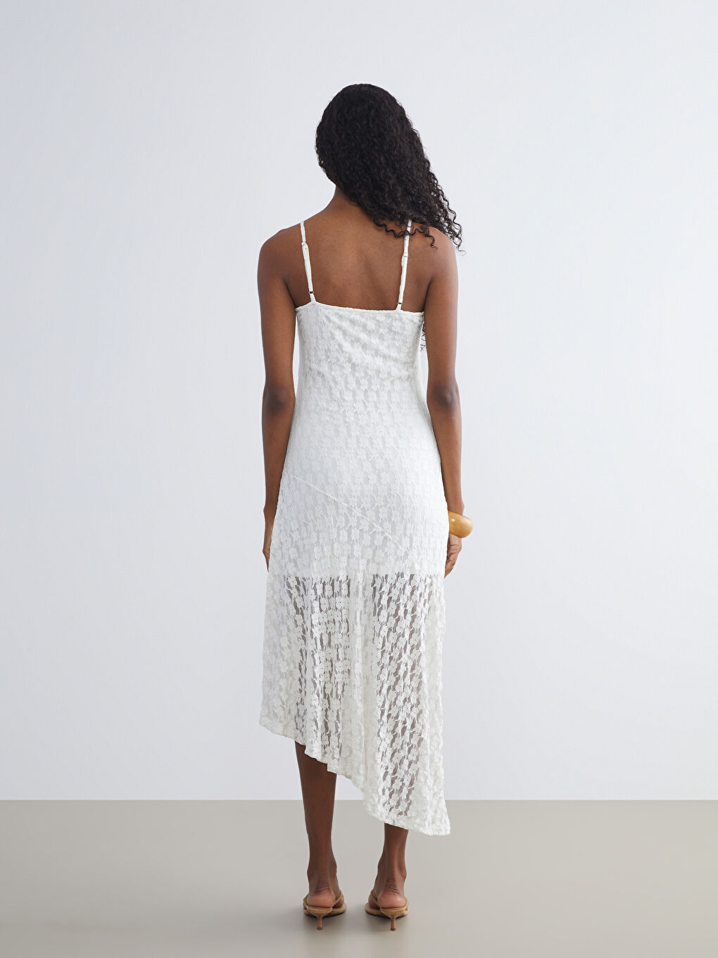 Beyaz U Yaka Askılı Dantelli Elbise-3