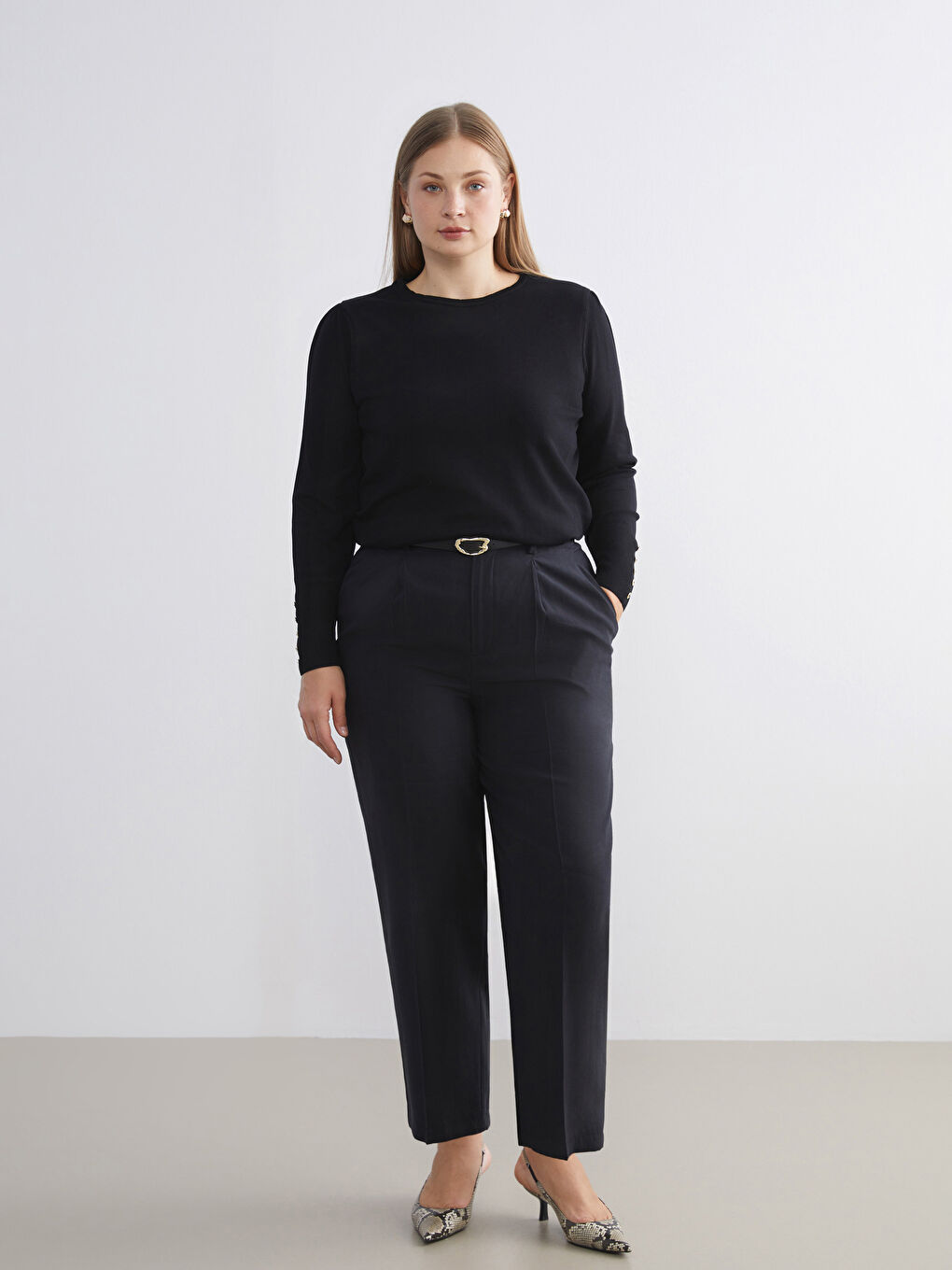 Siyah Beli Kemerli Havuç Kesim Kadın Pileli Pantolon-1