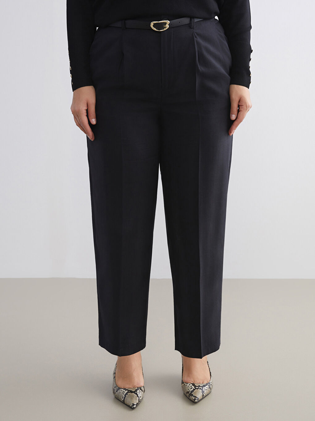 Siyah Beli Kemerli Havuç Kesim Kadın Pileli Pantolon-5