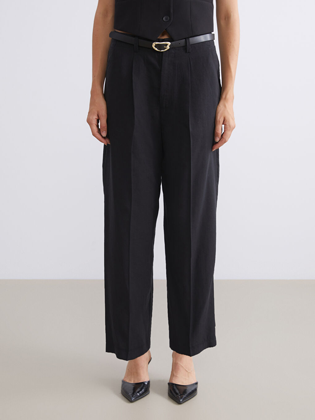 Siyah Beli Kemerli Havuç Kesim Kadın Pileli Pantolon-2