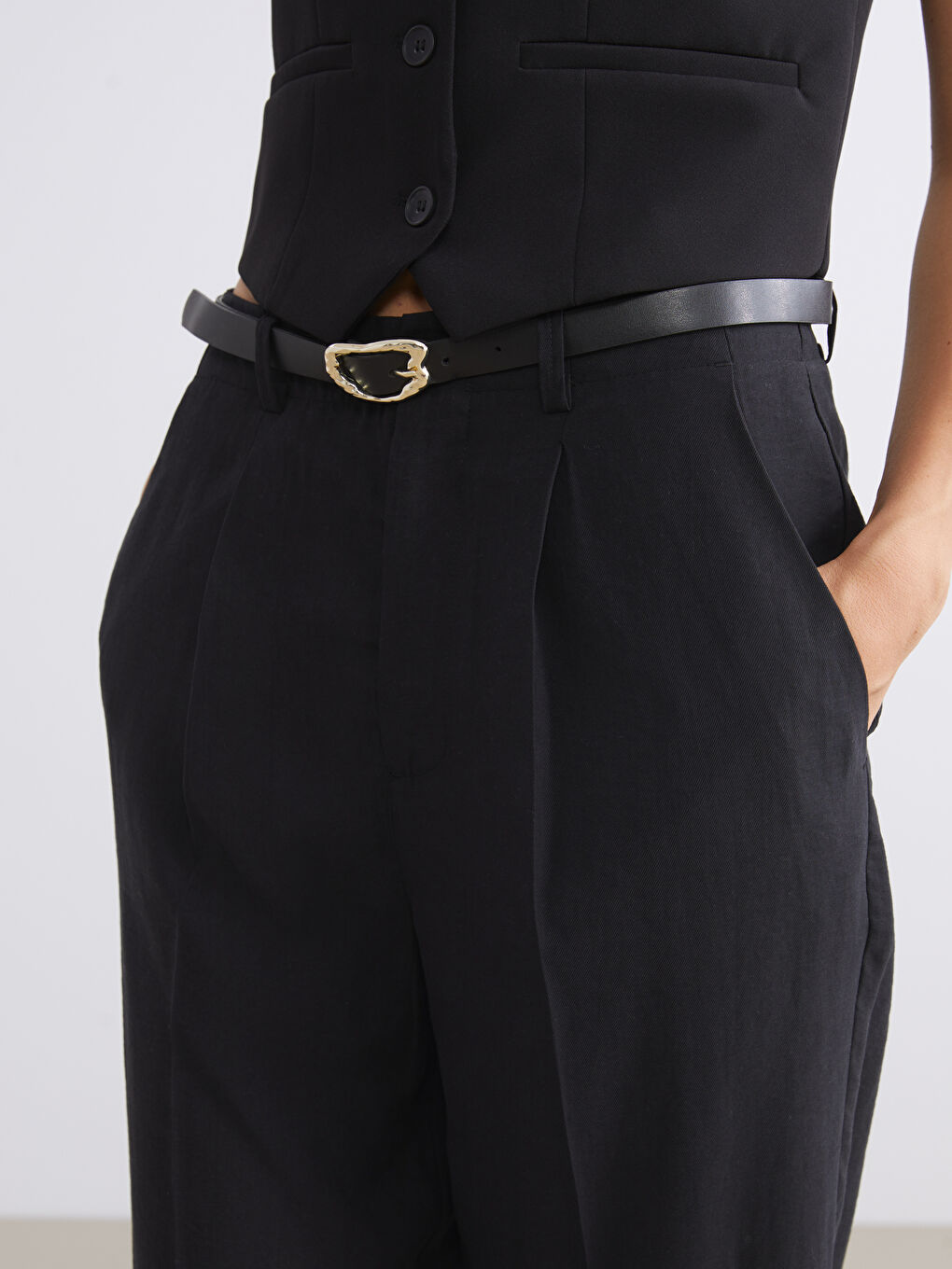 Siyah Beli Kemerli Havuç Kesim Kadın Pileli Pantolon-3