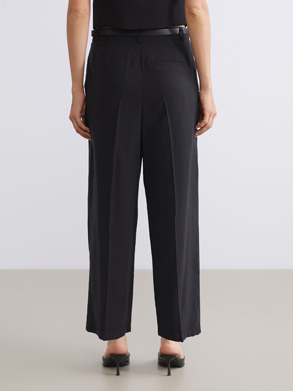 Siyah Beli Kemerli Havuç Kesim Kadın Pileli Pantolon-4