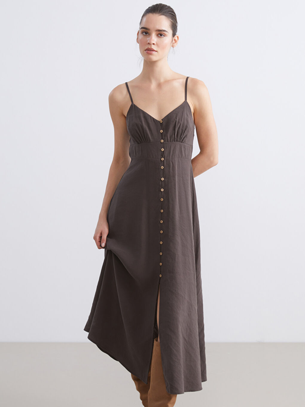 Kahverengi V Yaka Modal Karışımlı Askılı Elbise-1