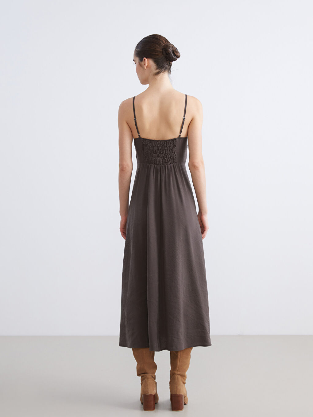 Kahverengi V Yaka Modal Karışımlı Askılı Elbise-3