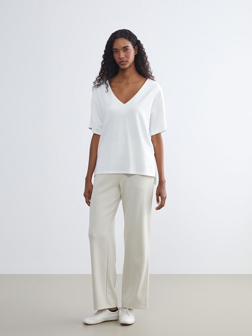 Ekru V Yaka Kadın Tişört-1