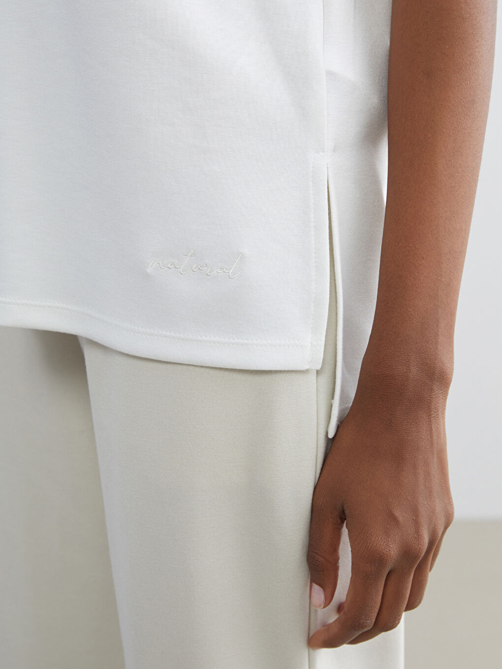 Ekru V Yaka Kadın Tişört-2