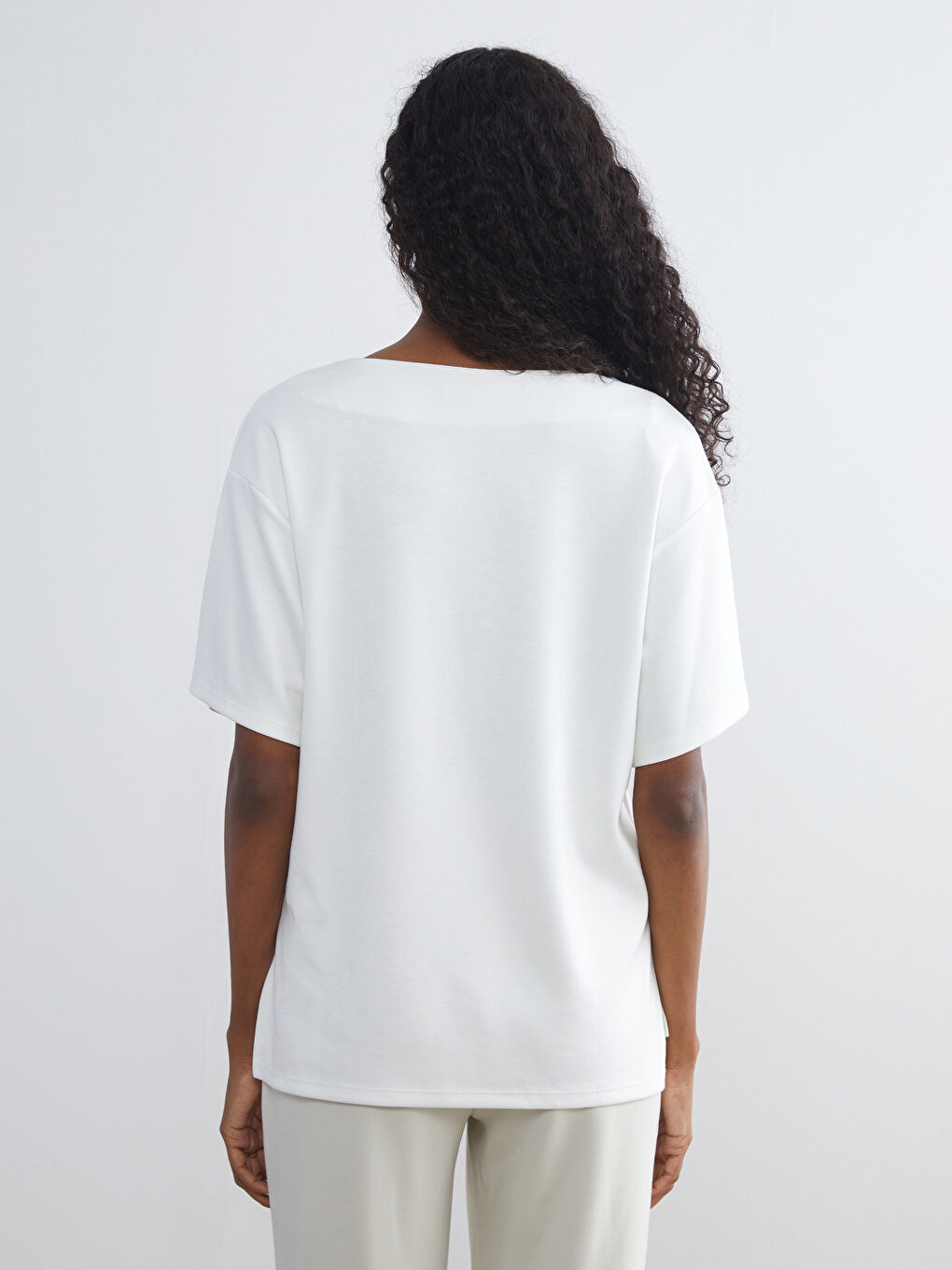 Ekru V Yaka Kadın Tişört-3
