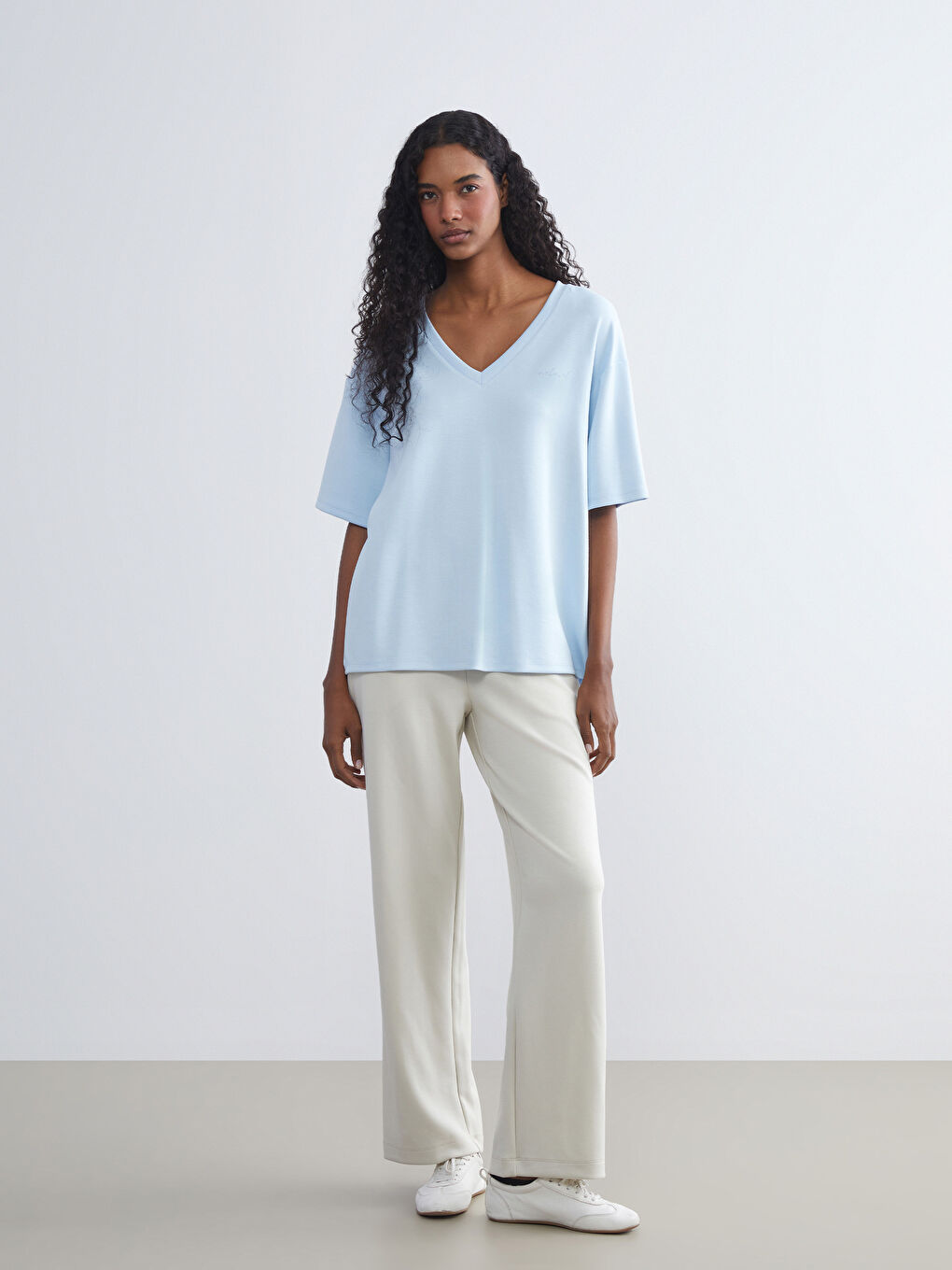 Mavi V Yaka Kadın Tişört-1