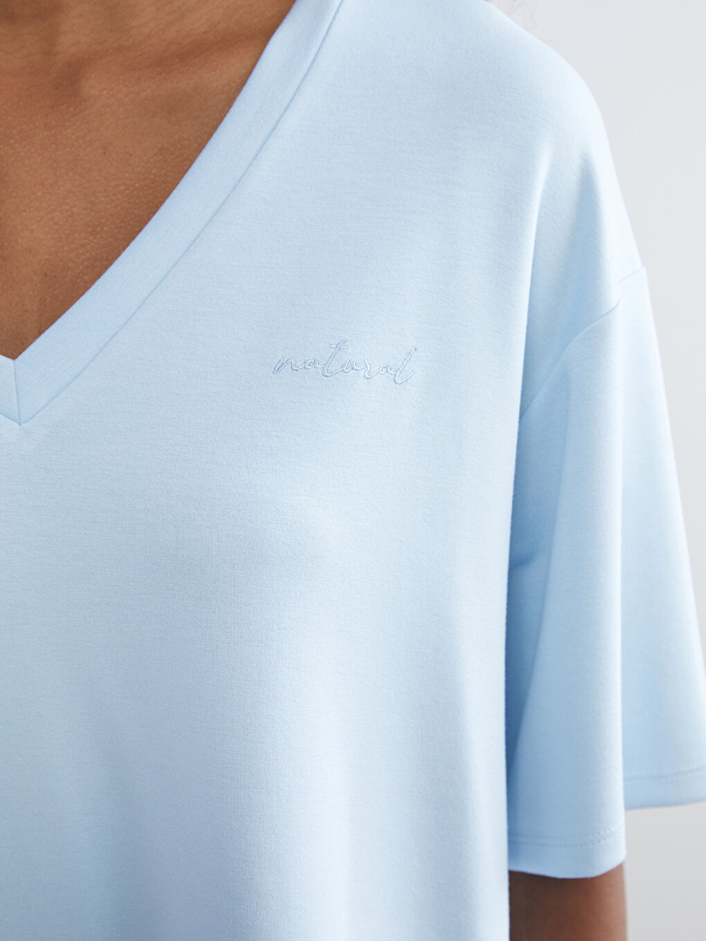 Mavi V Yaka Kadın Tişört-2