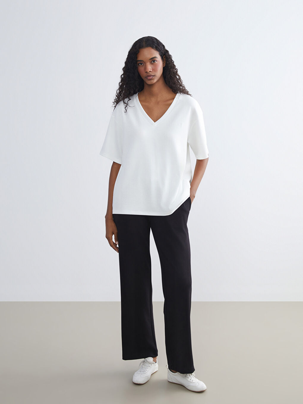 Ekru V Yaka Kadın Tişört-1
