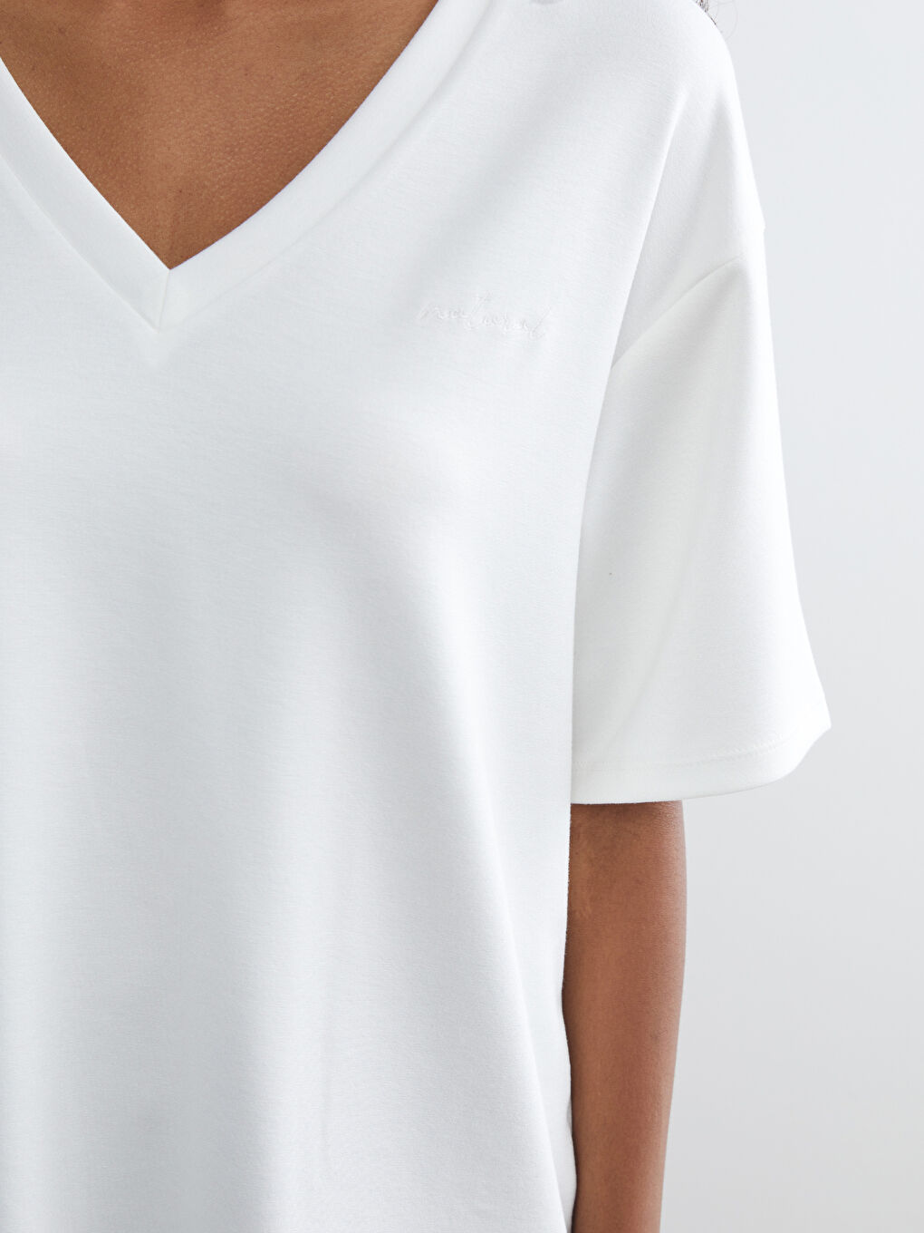 Ekru V Yaka Kadın Tişört-2