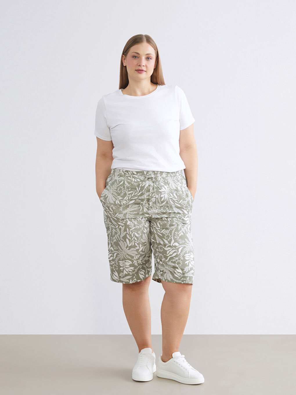 Yeşil Beli Lastikli Çiçekli Kadın Şort-1