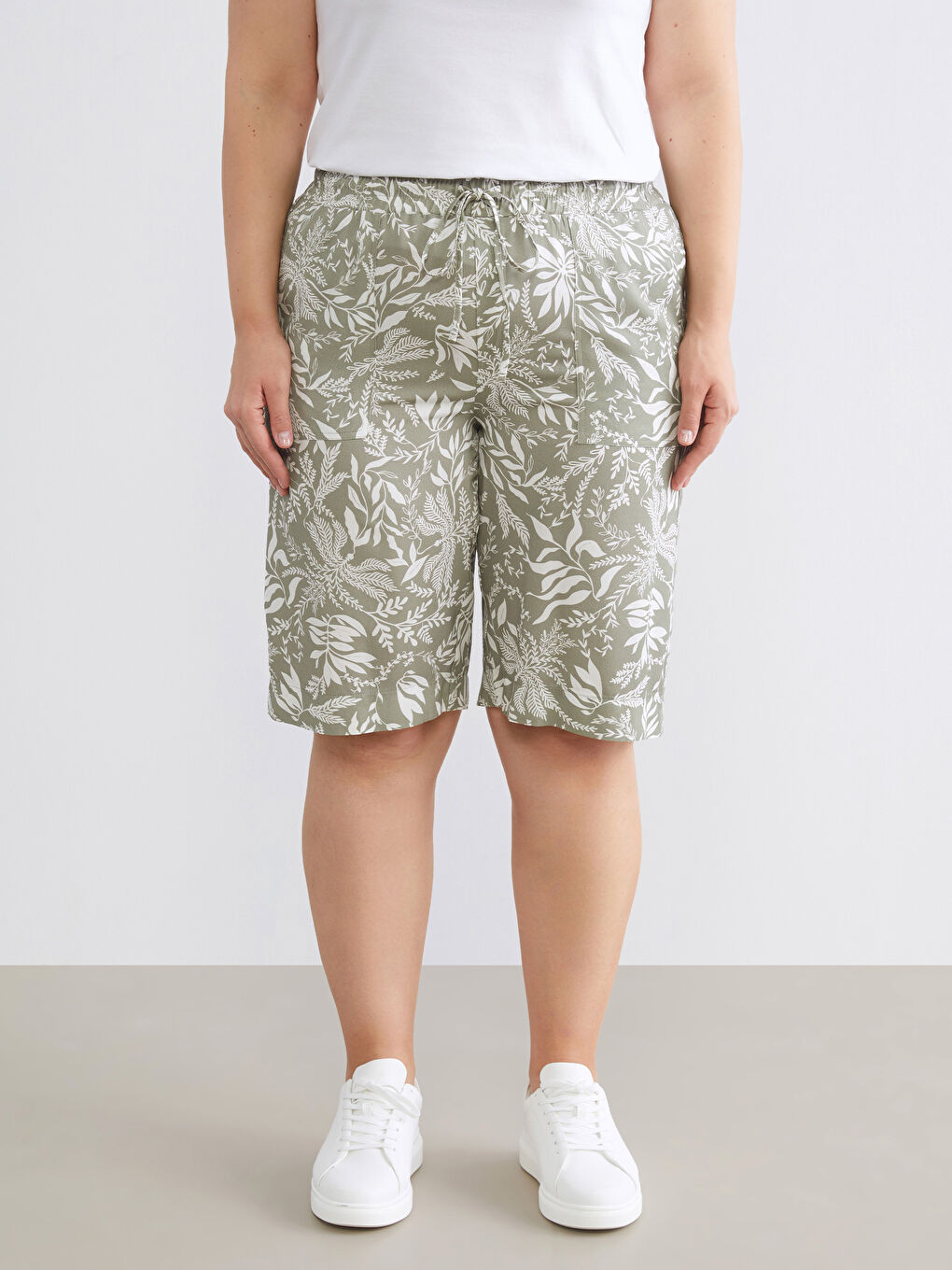 Yeşil Beli Lastikli Çiçekli Kadın Şort-5