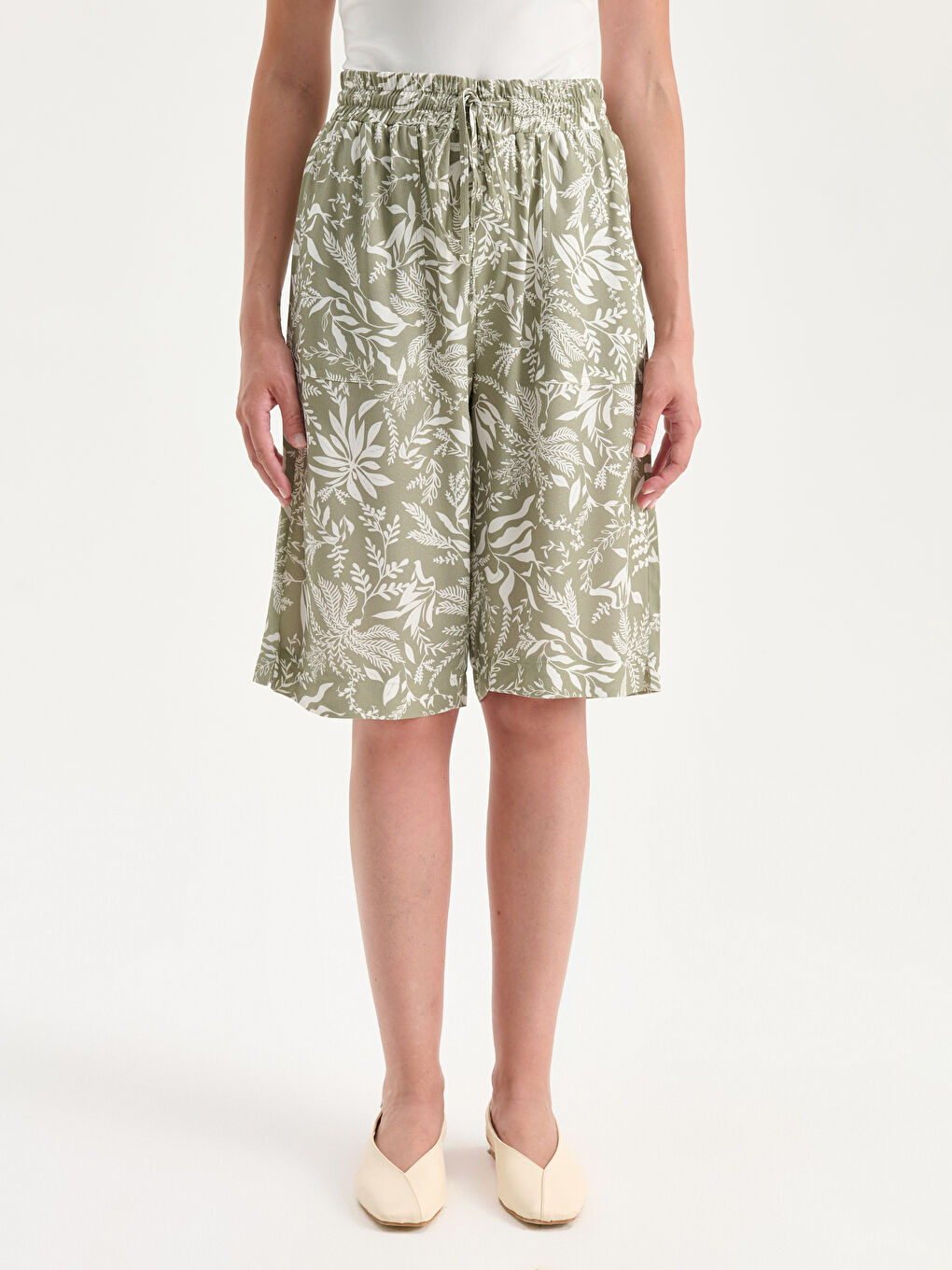 Yeşil Beli Lastikli Çiçekli Kadın Şort-2