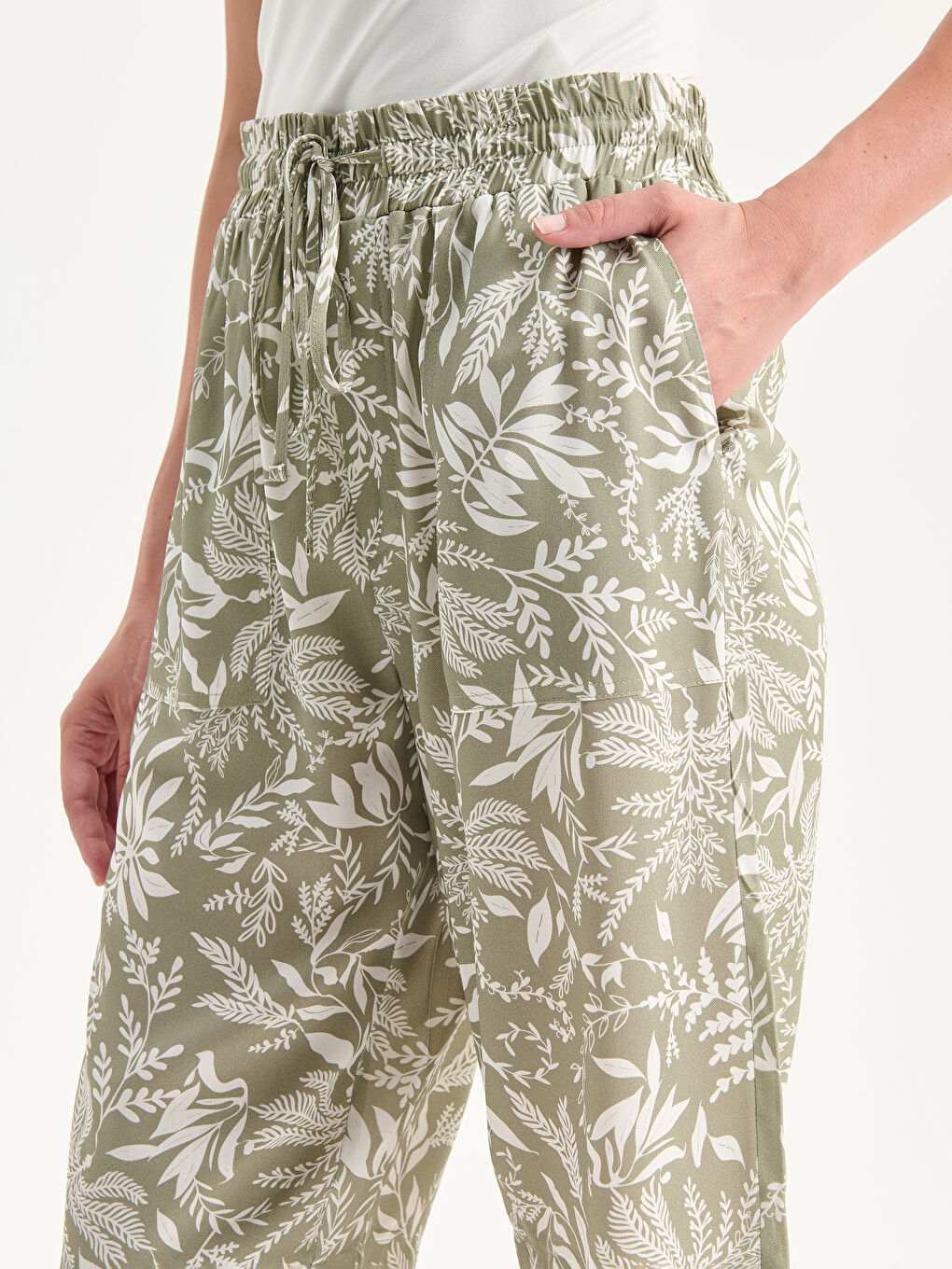 Yeşil Beli Lastikli Çiçekli Kadın Şort-3