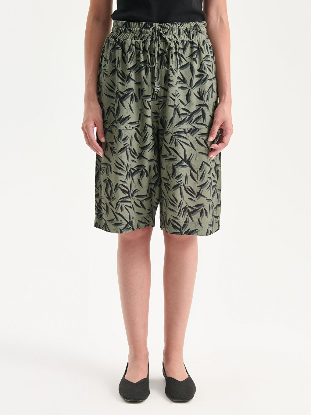 Haki Beli Lastikli Çiçekli Kadın Şort-1