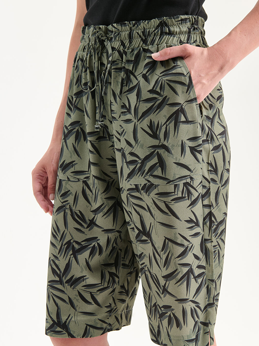 Haki Beli Lastikli Çiçekli Kadın Şort-2