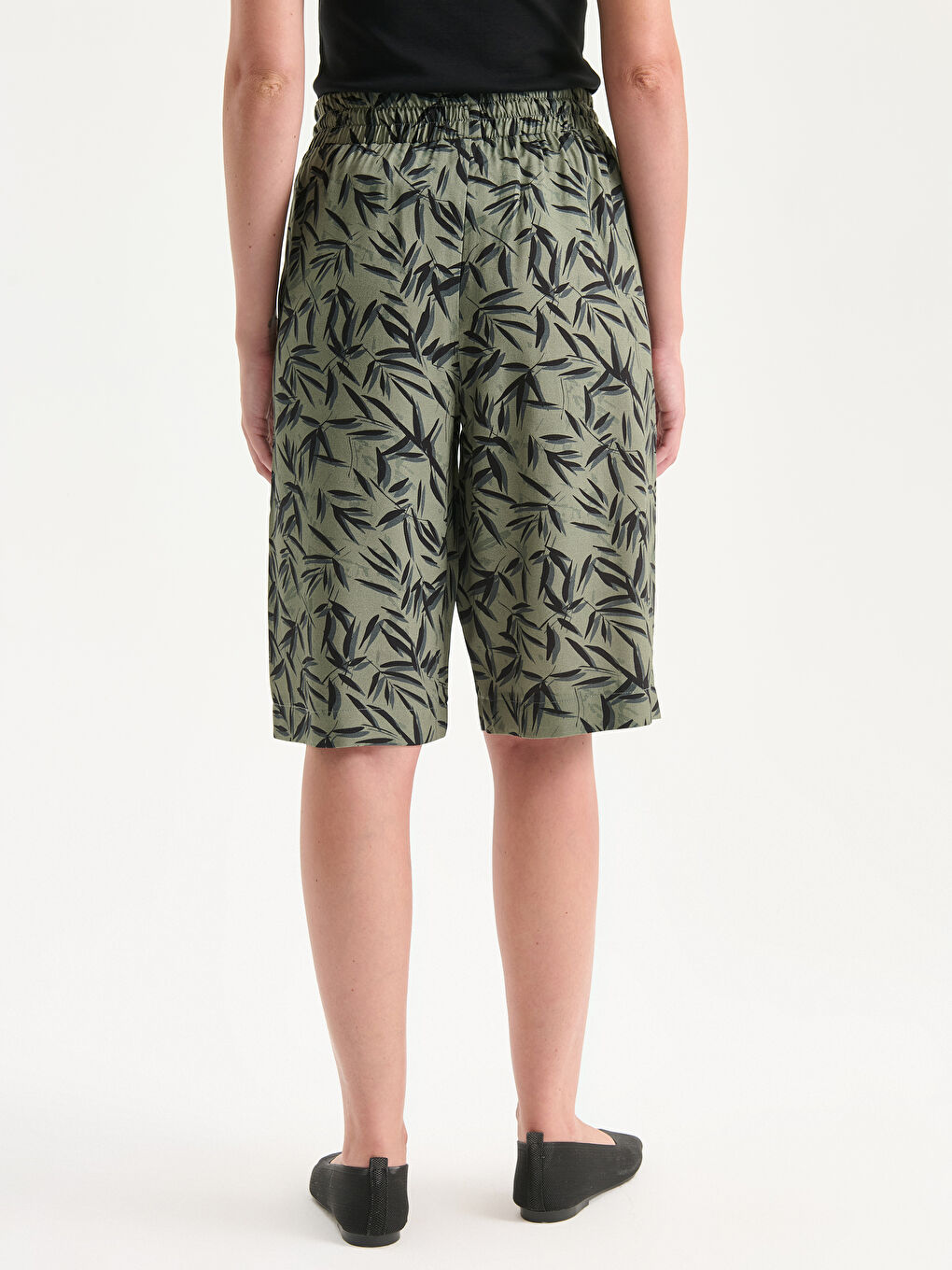 Haki Beli Lastikli Çiçekli Kadın Şort-3