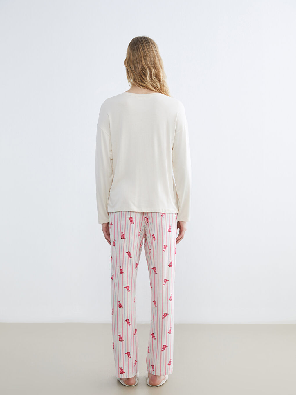 Ekru Bisiklet Yaka Baskılı Kadın Pijama Takımı-3