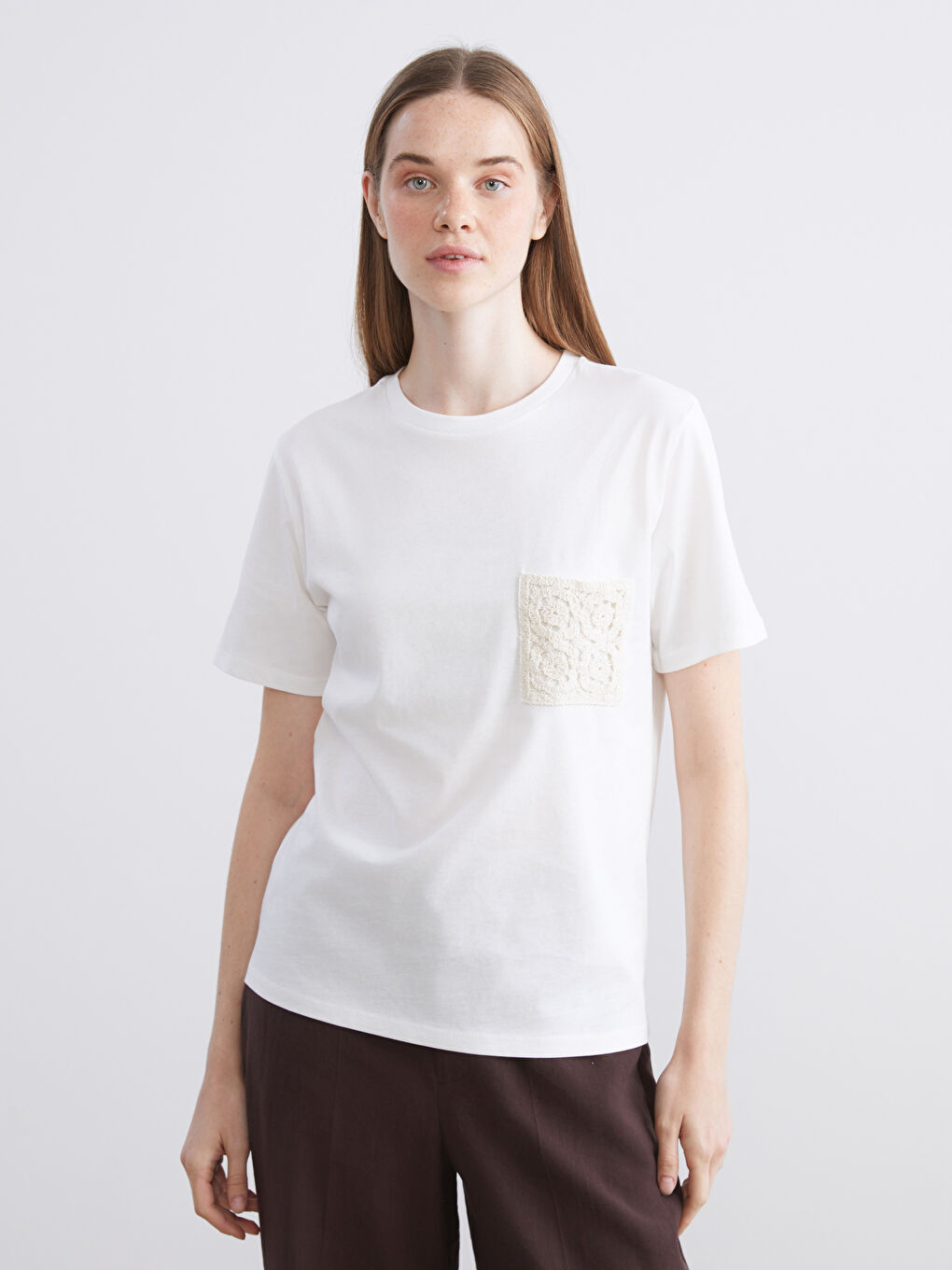 Beyaz Bisiklet Yaka Dantel Cepli Kadın Tişört