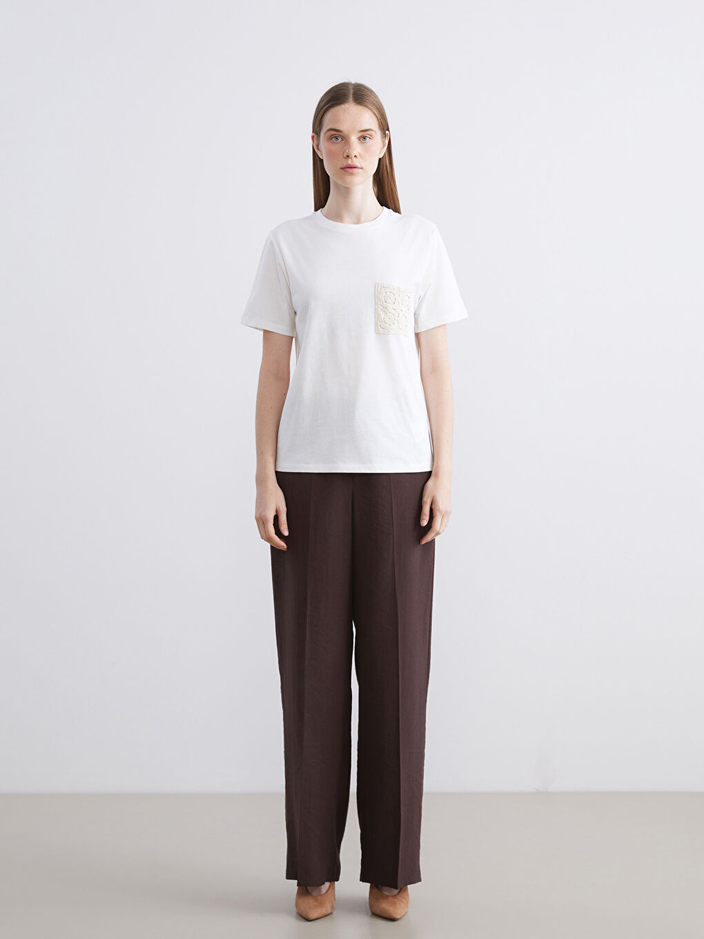 Beyaz Bisiklet Yaka Dantel Cepli Kadın Tişört-1