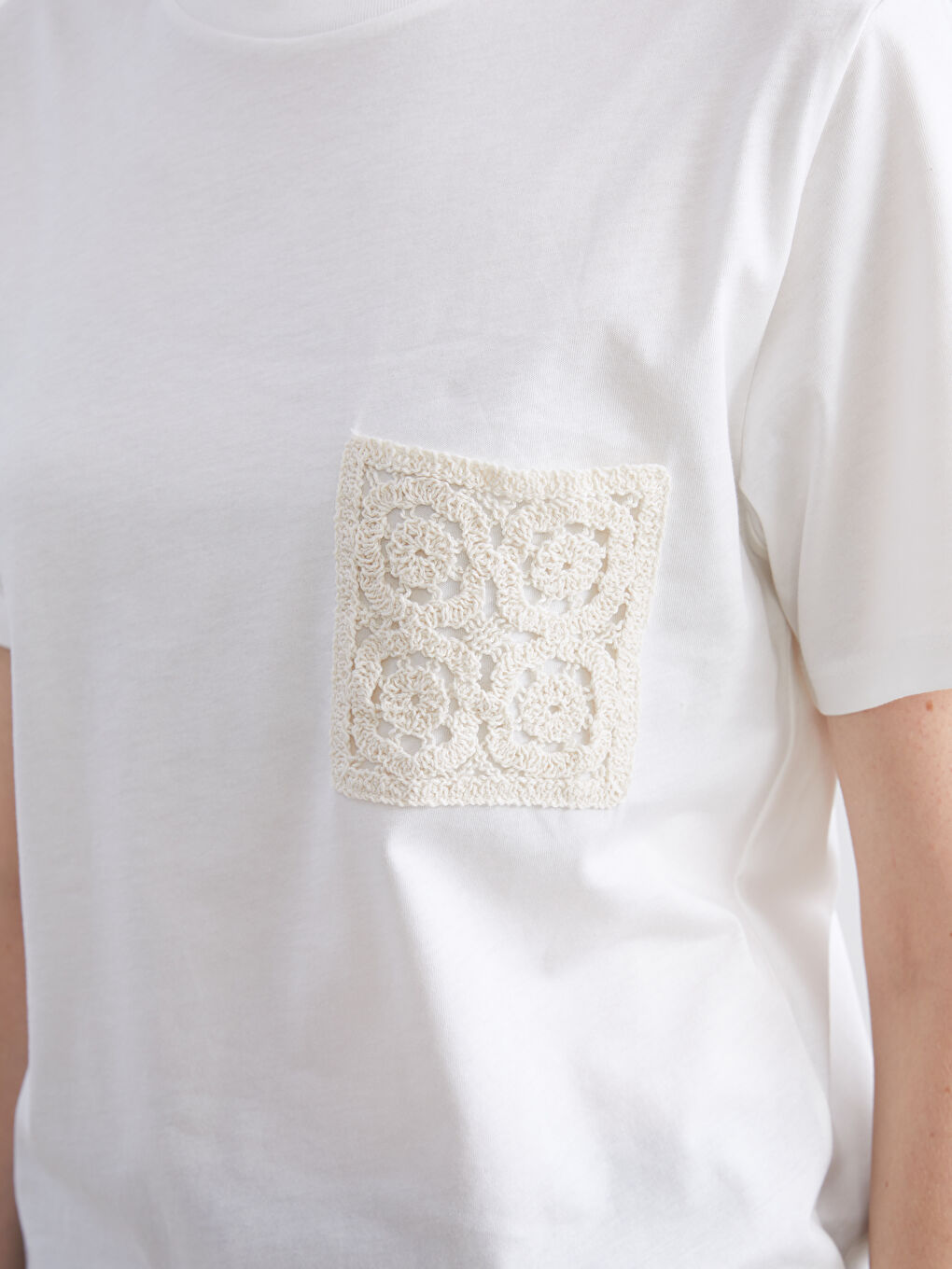 Beyaz Bisiklet Yaka Dantel Cepli Kadın Tişört-2