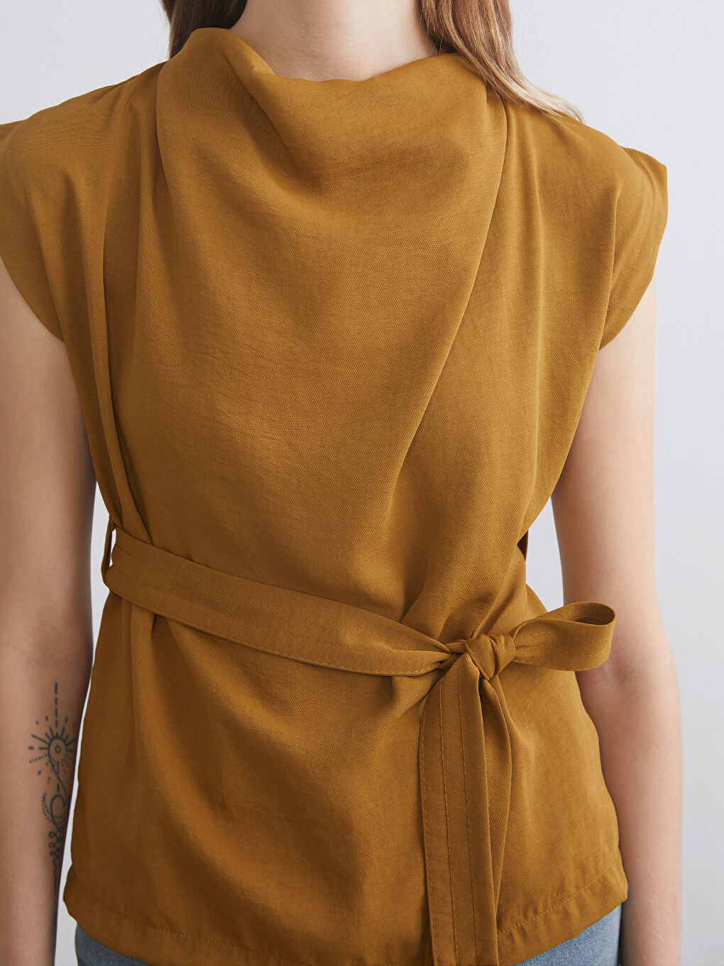 Kahverengi Dökümlü Yaka Büzgülü Bluz-3