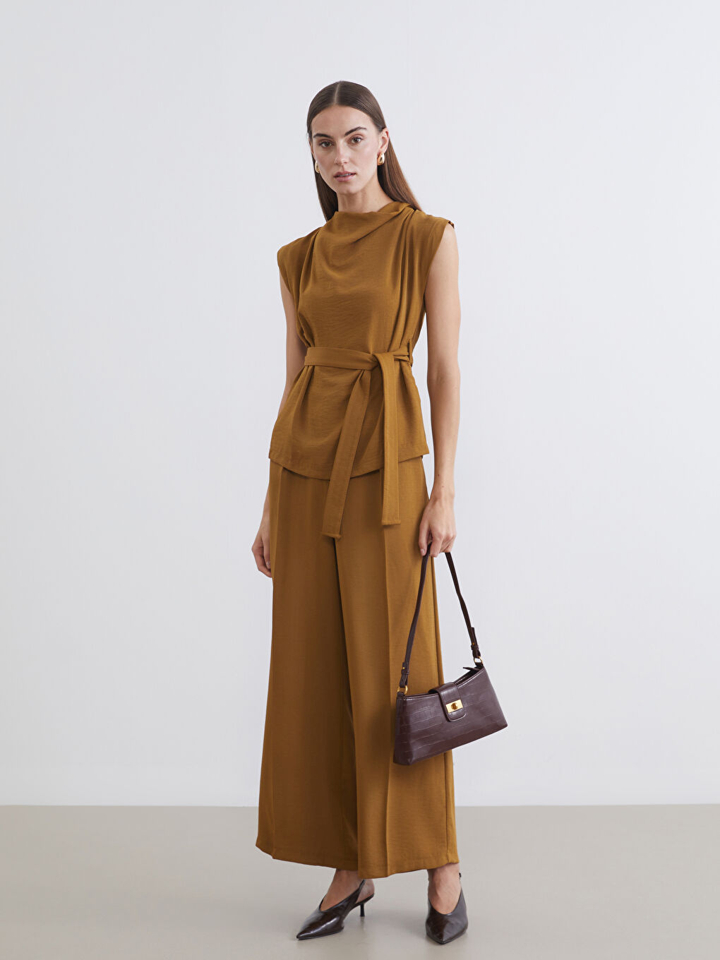 Kahverengi Dökümlü Yaka Büzgülü Bluz-1