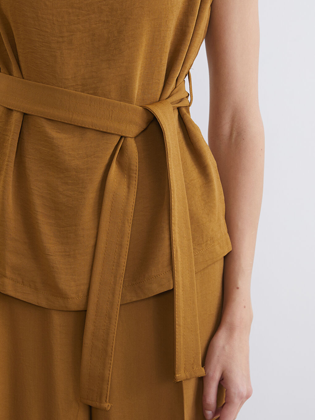 Kahverengi Dökümlü Yaka Büzgülü Bluz-2