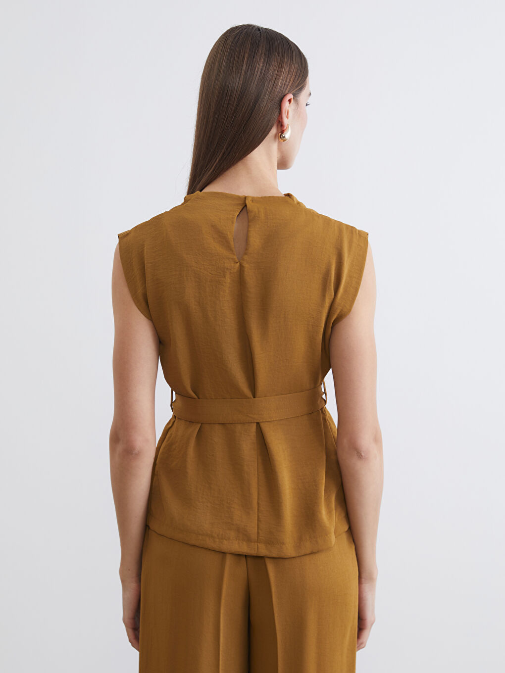 Kahverengi Dökümlü Yaka Büzgülü Bluz-4