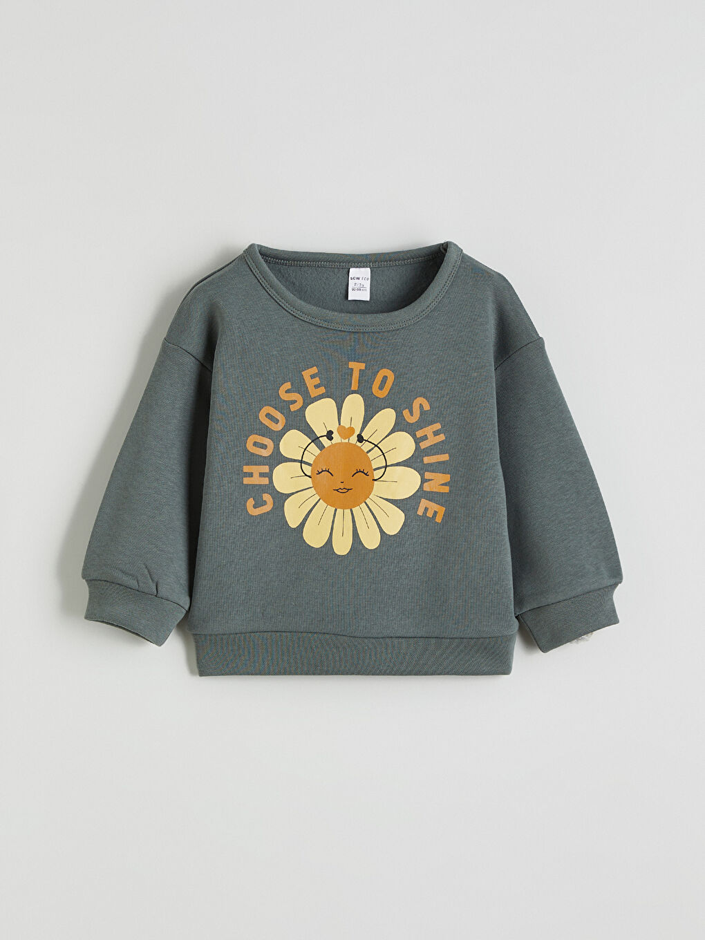 გოგონა მწვანე თბილი ზედა